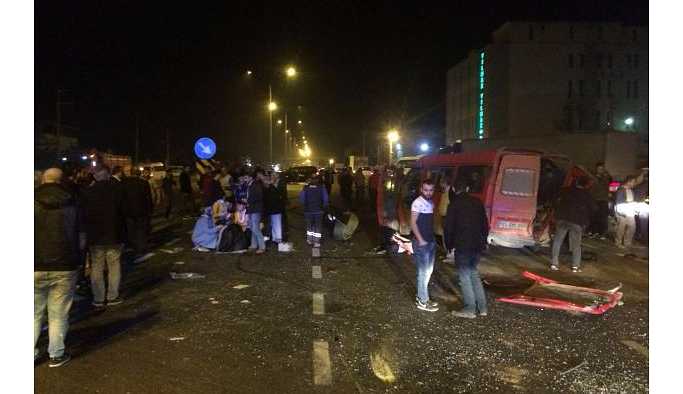 İşçi servisi ciple çarpıştı: 1 kişi hayatını kaybetti, 14 kişi de yaralandı.