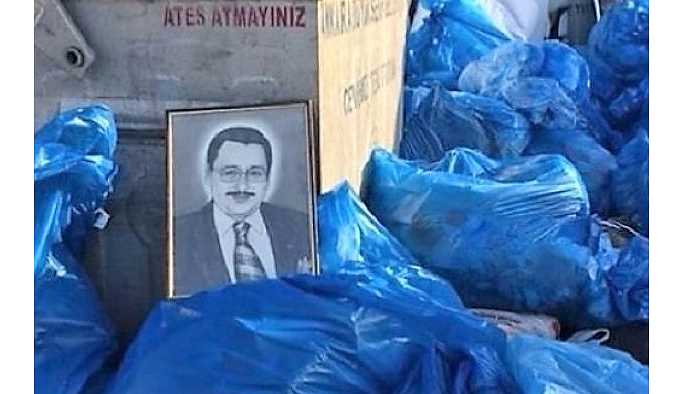Melih Gökçek'in portresi çöpte bulundu.