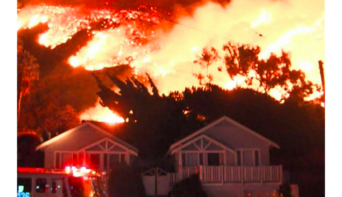California alevler içinde: Ünlü isimler de bölgeyi terk etti