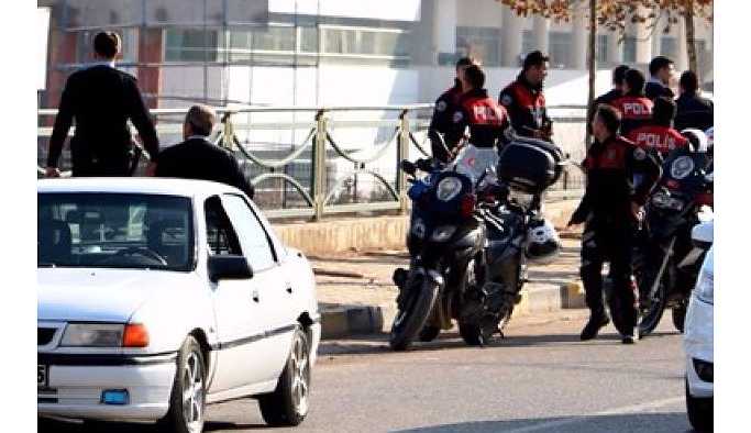 Düğün konvoyundaki arbedede 2 polis yaralandı