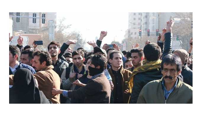 İran'da protesto; "Ruhani'ye ölüm" ve "Mollalar dışarı" sloganları