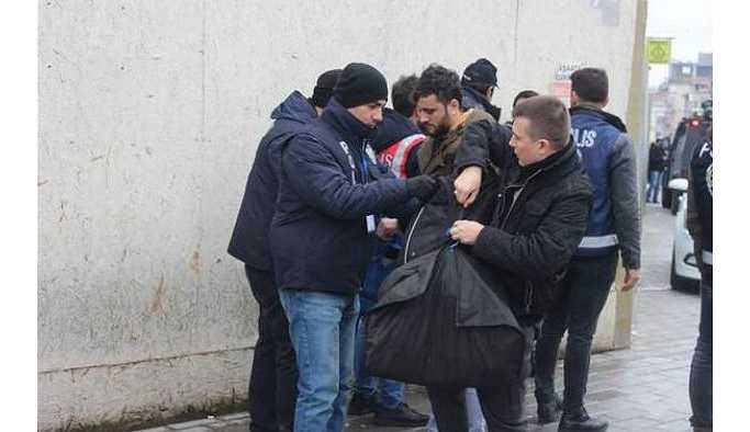 Taksim'e gelenlere üst araması yapılıyor