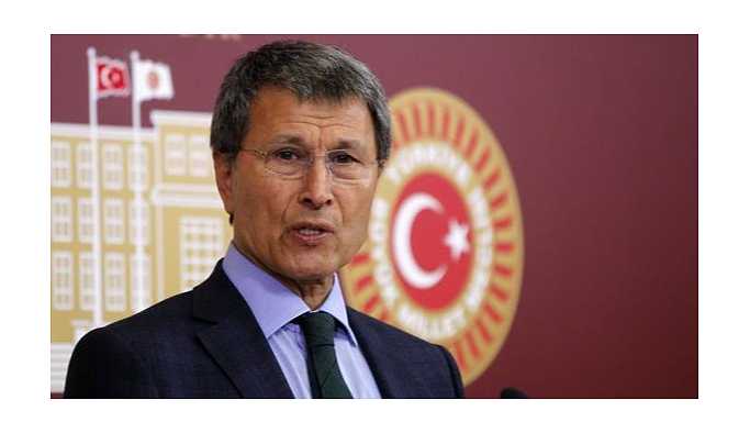Yusuf Halaçoğlu ve eşi trafik kazası geçirdi