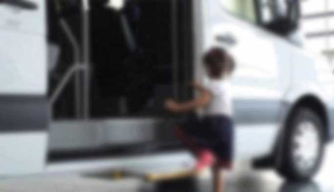 7 yaşındaki kız çocuk okul servisinde unutuldu.