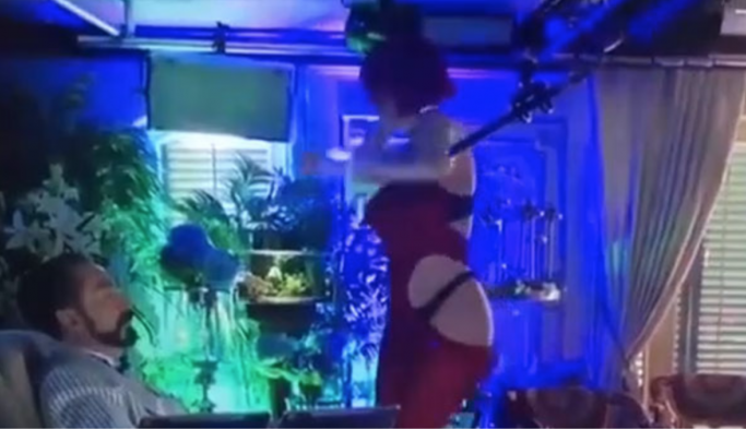 Adnan Oktar'ın kediciği seksi iç çamaşırıyla dans etti