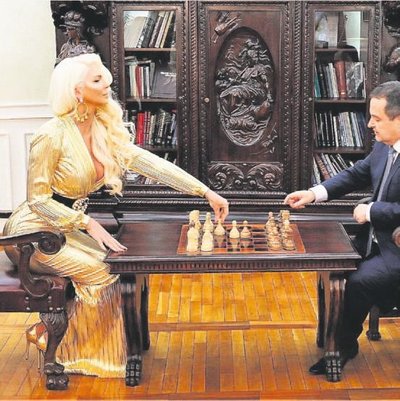 Jelena Yenge Bakanı Mat Etti