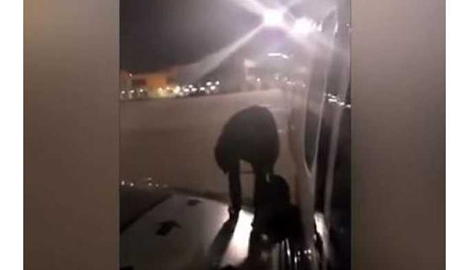 Uçakta kriz geçiren yolcu acil çıkış kapısından atladı