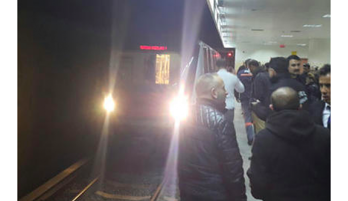 Üniversiteli genç kadın metroda raylara düştü