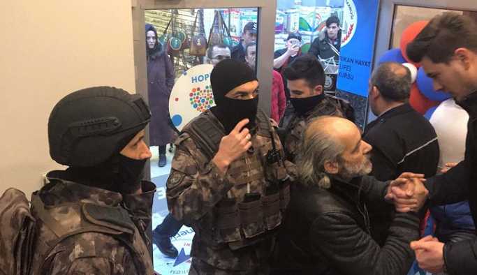 Adapazarı'nda silahlı bir kişi, yabancı dil kursu çalışanlarını rehin aldı.