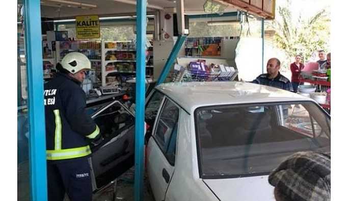 Antalya'da otomobil markete girdi