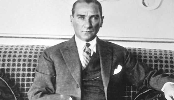 Atatürk'ün ölüm yıl dönümünde göbek atan müdüre maaş cezası verildi