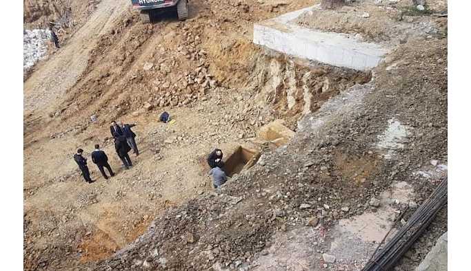Kadıköy’de temel kazısından Roma dönemine ait lahitler çıktı.