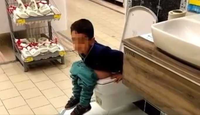 Küçük çocuk mağazada satışa sunulan klozete tuvaletini yaptı