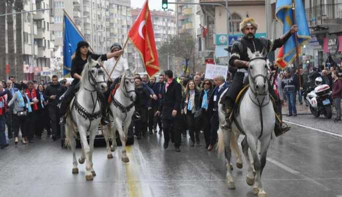 Meral Akşener'e Denizli'de atlı karşılama