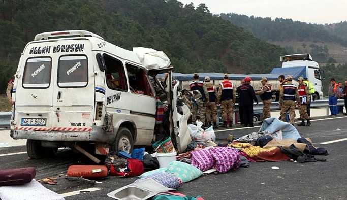 Minibüs kamyona çarptı