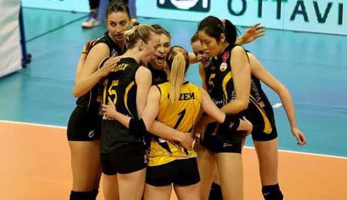 Yeni Akit yazarı: Vücut hatları görünüyor, bayan voleybol takımı olmasın