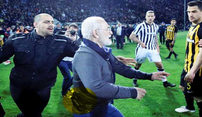 Başkan silahla sahaya girdi, PAOK-AEK maçı ertelendi