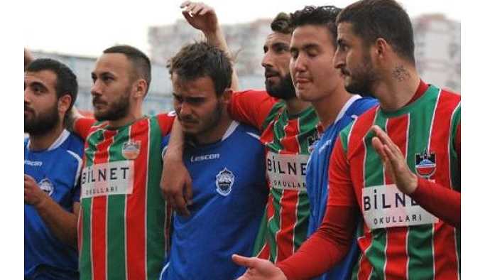 Diyarbakır taraftarından rakibe destek: Paranız yoksa onurunuz var