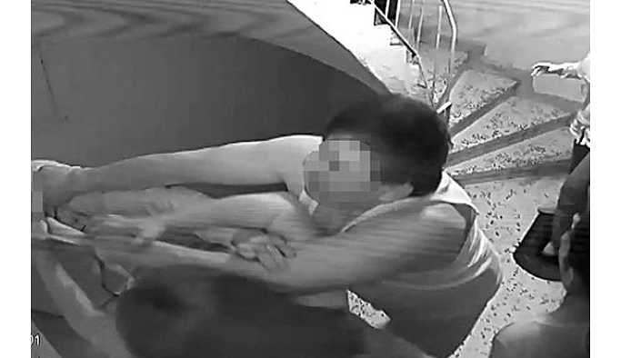 Polis, kavga ettiği komşusuna silah çekti