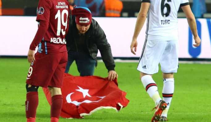 Trabzonspor Beşiktaş maçında Türk bayrağı ile sahaya daldı