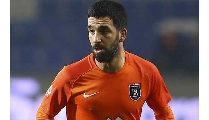 Arda Turan'a ıslıklı protesto