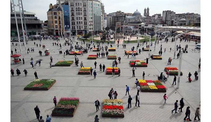 Bir AKP icraatı: Taksim'de beton üstüne lale dönemi!