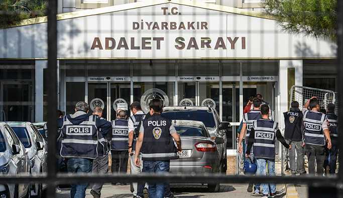 Diyarbakır Adalet Sarayı 'Çocuklar ölmesin' diyen Ayşe Öğretmen, bebeğiyle beraber cezaevine girdi