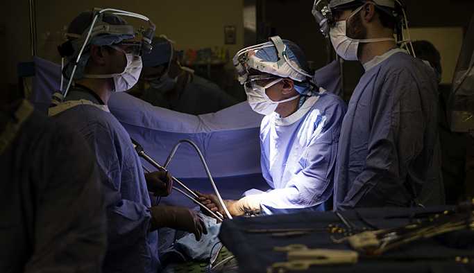 Dünyanın ilk penis ve testis torbası nakli yapıldı