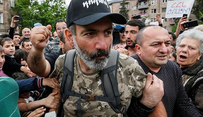 Ermenistan'da başbakanlık için tek aday muhalif lider Paşinyan