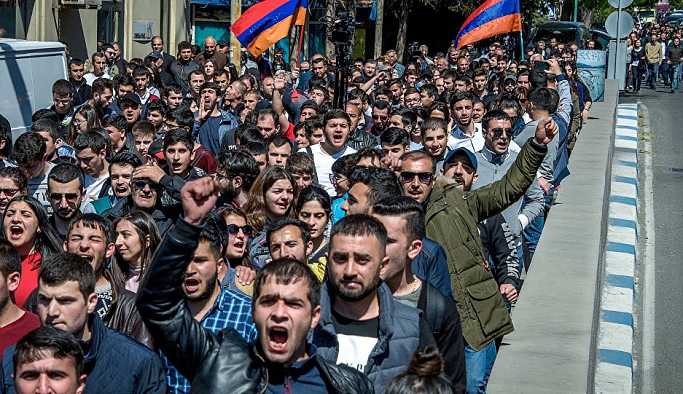 Ermenistan'da polis Sarkisyan karşıtı protestoculara müdahale etti
