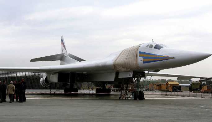 Rus bombardıman uçağı Tu-160 Amerikan menşeili ‘rakibiyle’ karşılaştırıldı