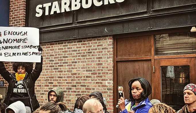 Starbucks, sipariş vermek için arkadaşlarını bekleyen müşterileri gözaltına aldırdı