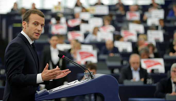 Suriye'ye 'uluslararası toplumun onuru için saldırdık' diyen Macron'a AP'de protesto