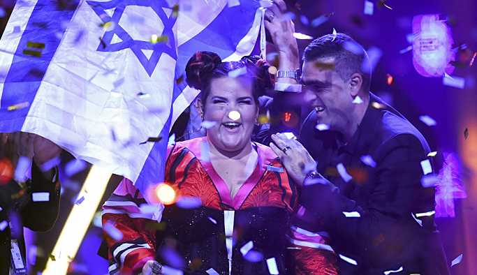 Gazze katliamının üzerine Netanyahu'dan tavuk dansı