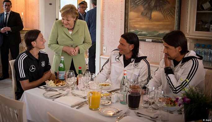 Merkel, Özil ve Gündoğan’ın Erdoğan ile buluşmasını eleştirdi