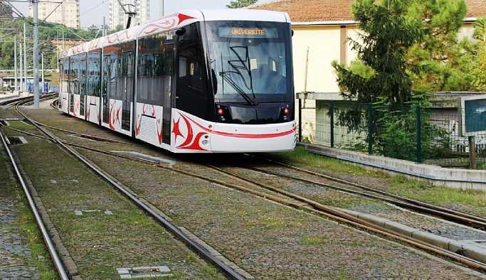 Samsun tramvayında Suriyeli çocuğa ayakkabılarını veren Iraklı gençten insanlık dersi