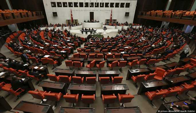 Siyasi partiler milletvekili aday listelerini YSK'ya sunuyor