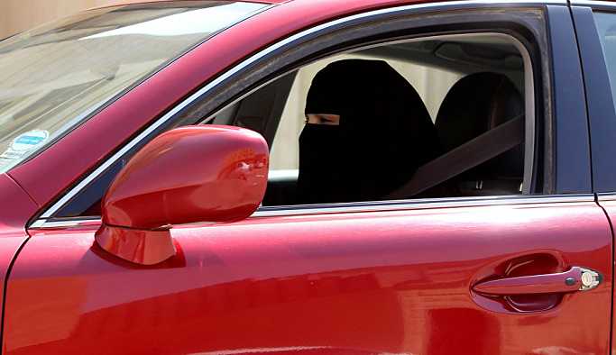 Suudi Arabistan kadınların araba kullanma yasağını gelecek ay kaldırıyor