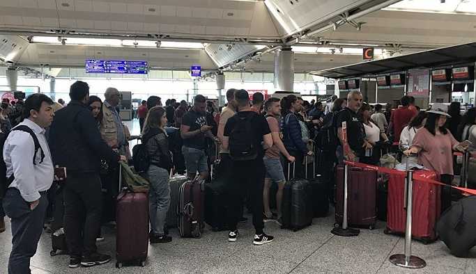Tatil dönüşleri başladı: Atatürk Havalimanı'nda yolcu yoğunluğu