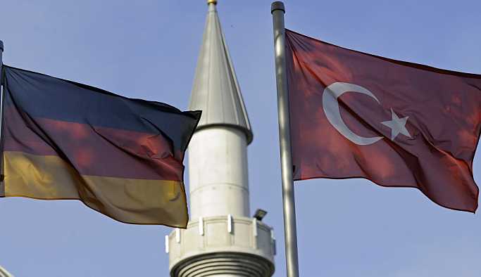 Almanya'da bir araç, camiden çıkan cemaatin arasına daldı