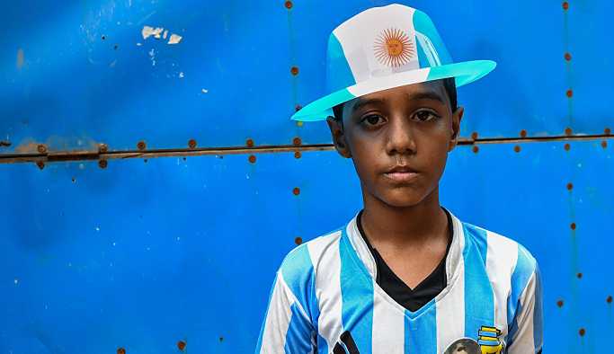 Bangladeş'te Messi ve Neymar yanlıları birbirlerine palalarla saldırdı