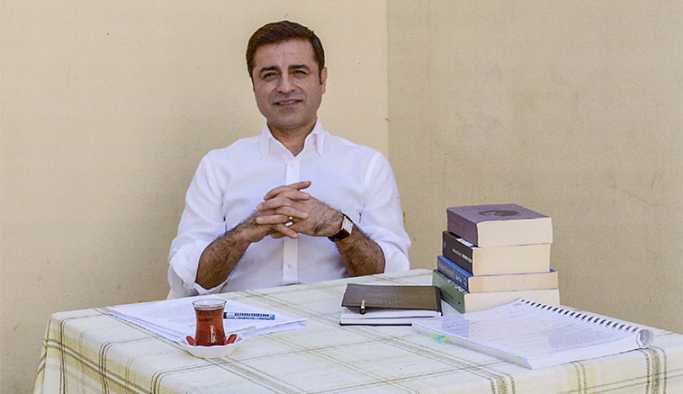 Demirtaş'tan mesaj: Prompter gazisine elden ele ulaştıralım