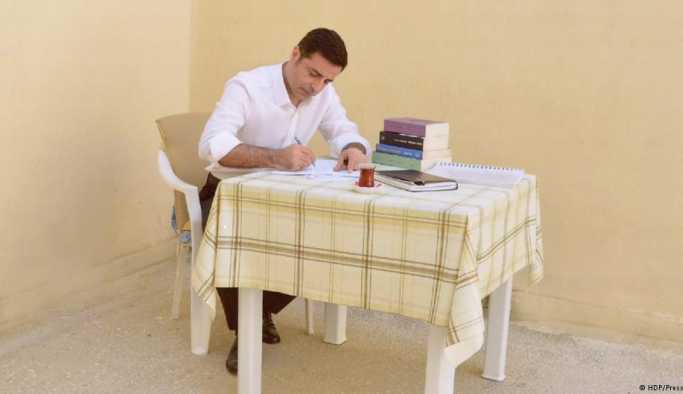 Demirtaş'tan Twitter'da basın toplantısı