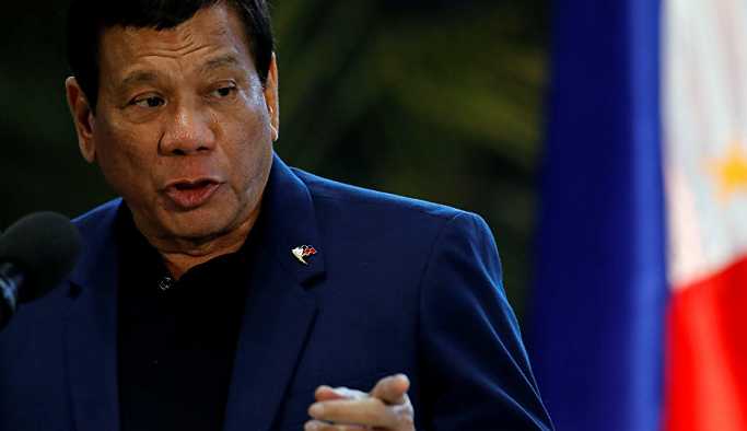 Duterte'den öpücük savunması: İkimizin de hoşuna gitti