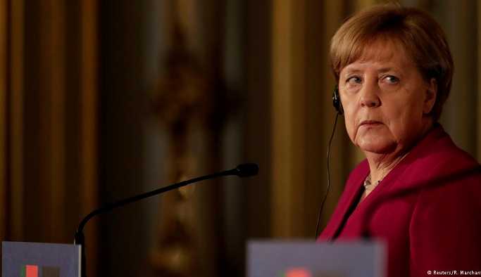 Göç ve Mülteciler Dairesi’ndeki sorunlar Merkel’i zora soktu