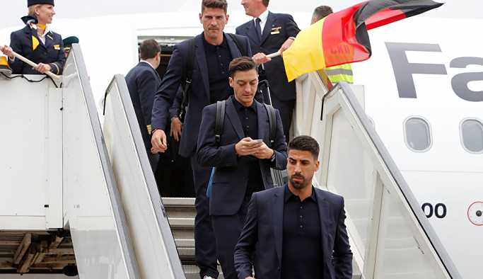 Merkel de eleştirilere hedef olan Özil ve Gündoğan'la görüşmüş