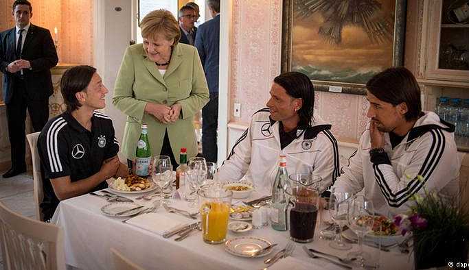 Merkel'den Özil ve Gündoğan'a destek