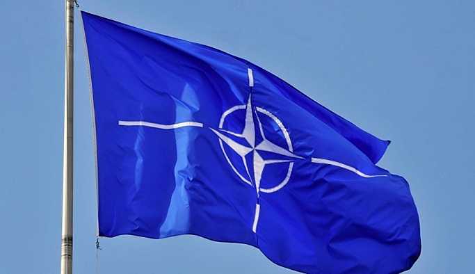 NATO'dan Kalaşnikof'lu afiş: Tek görev... Tek ekip... Tek Kalaşnikof...