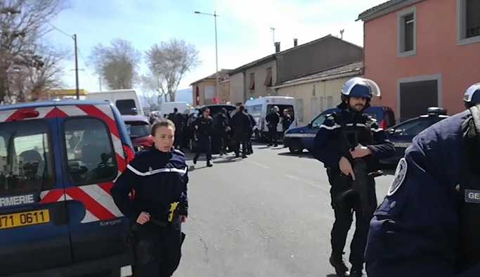 Paris’te rehine krizi, polis operasyon başlattı