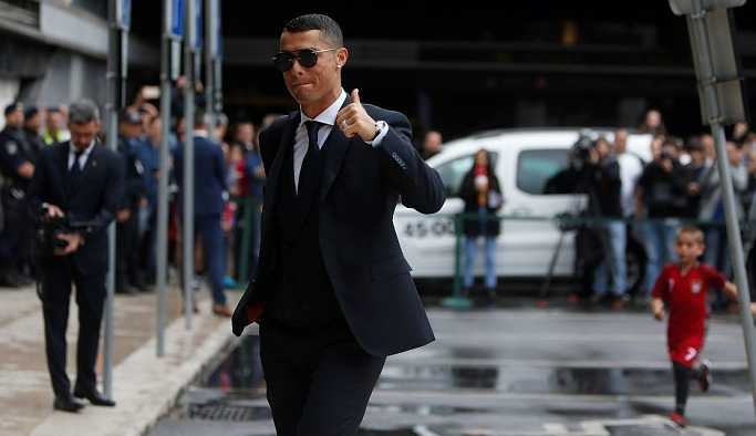 Ronaldo ve takımı, Rusya'da tuz ve ekmekle karşılandı